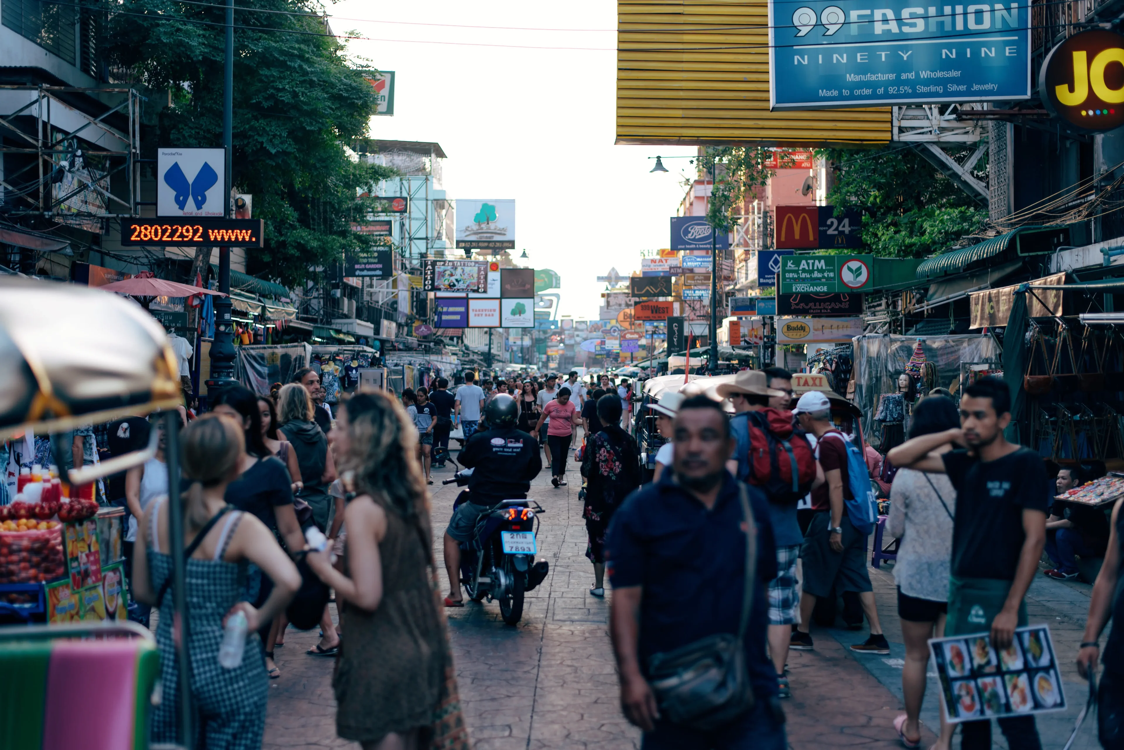 Khao San Road neighborhoods to stay in Bangkok